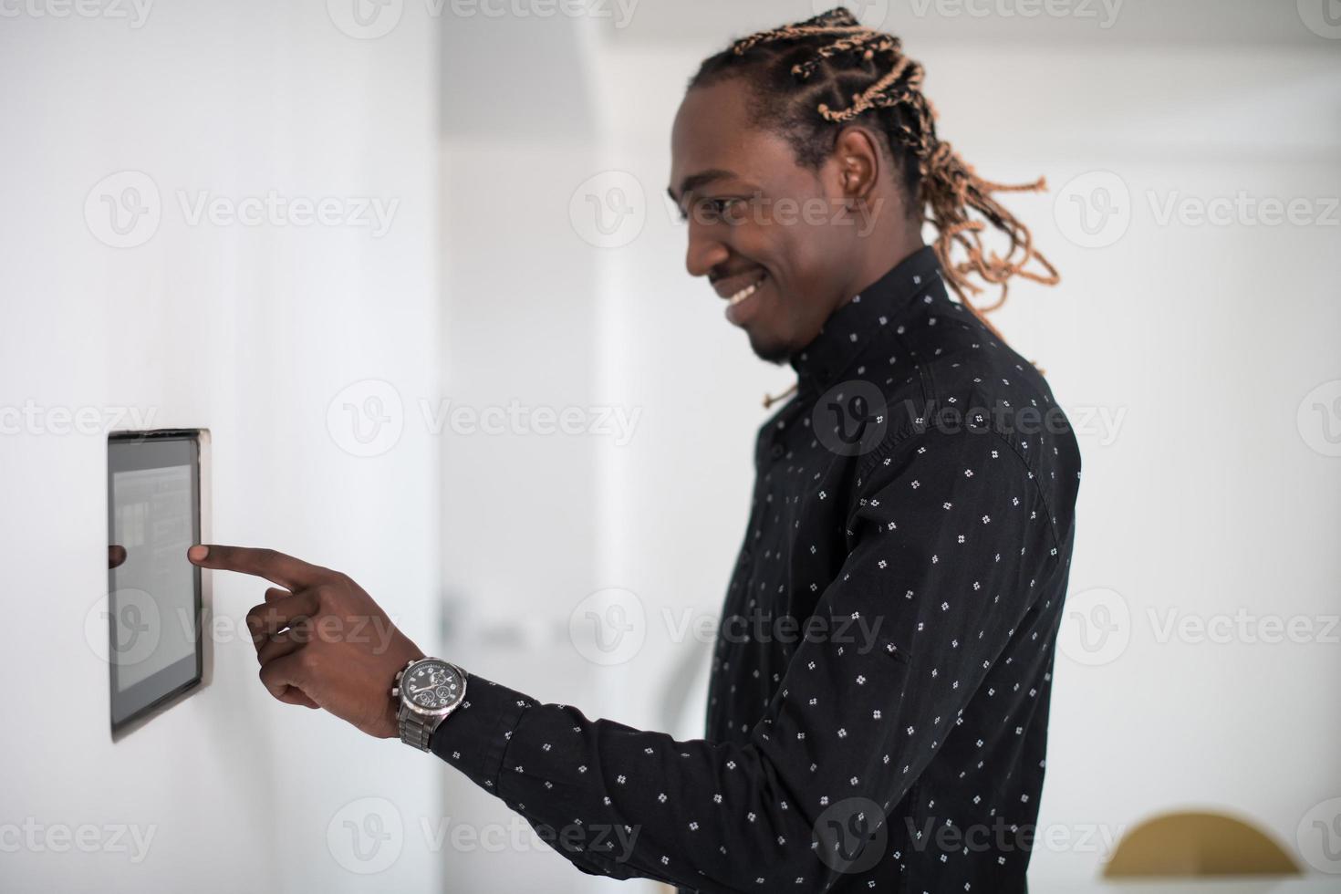 hombre africano usando una pantalla de inicio inteligente foto