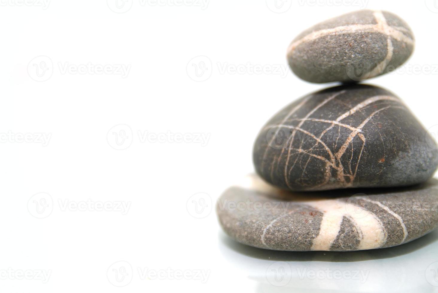 .zen piedras con reflejo aislado foto