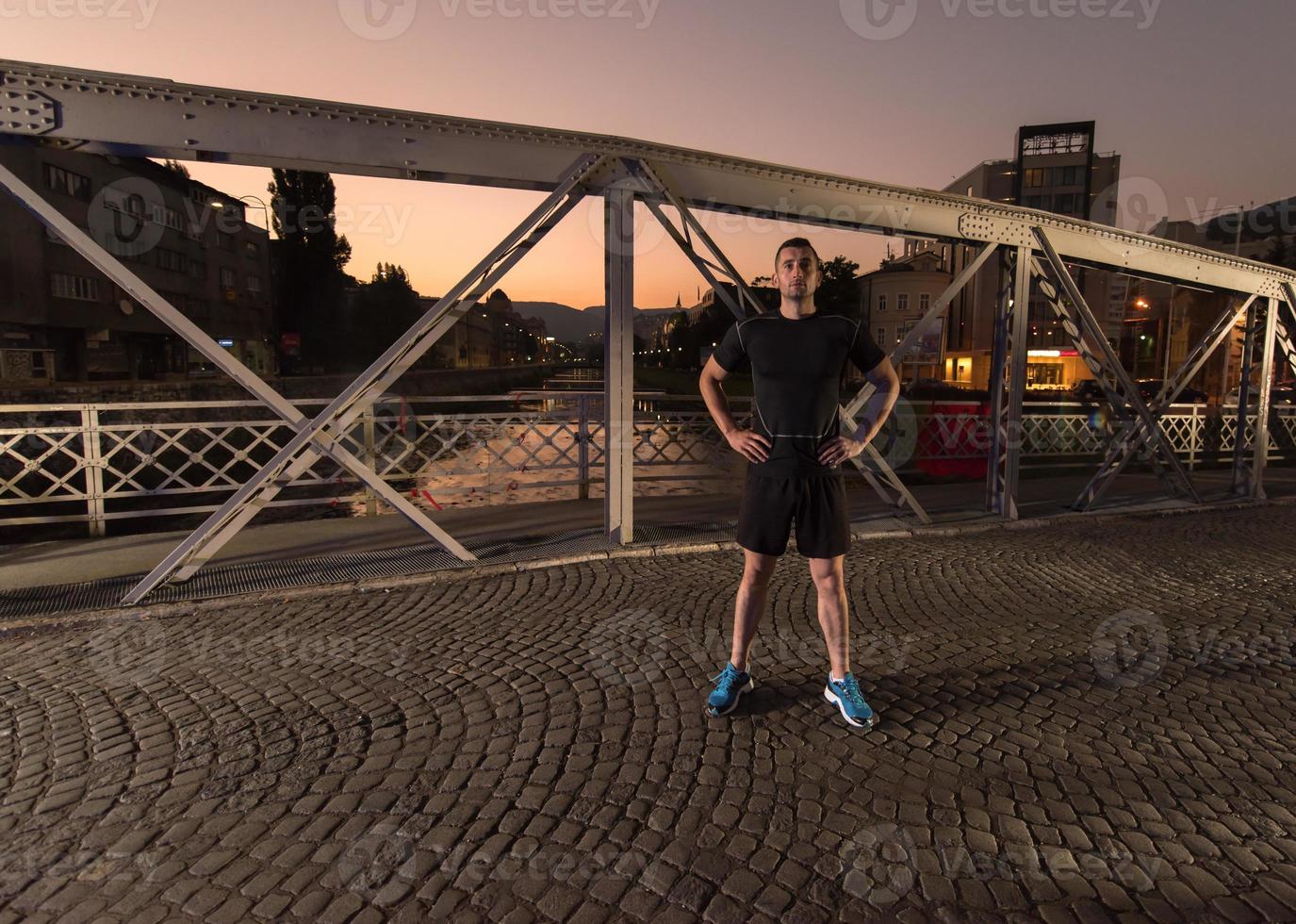 hombre corriendo por el puente en la ciudad foto