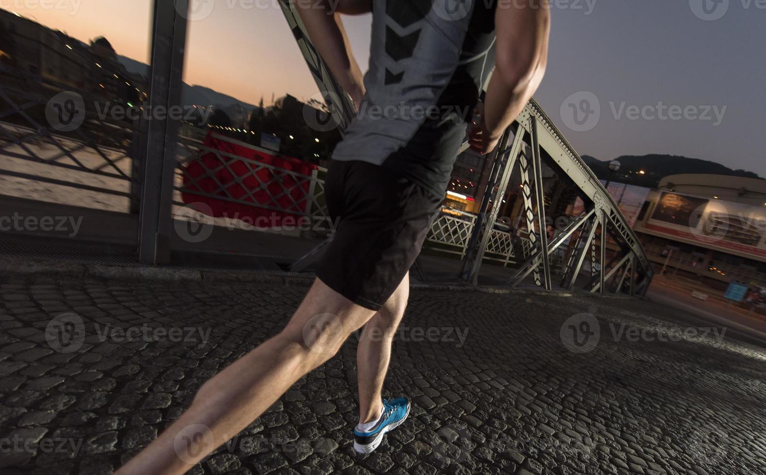 hombre corriendo por el puente en la ciudad foto