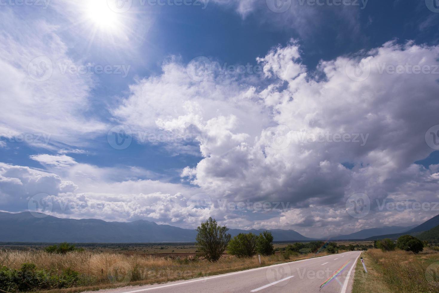 carretera asfaltada en un hermoso campo foto