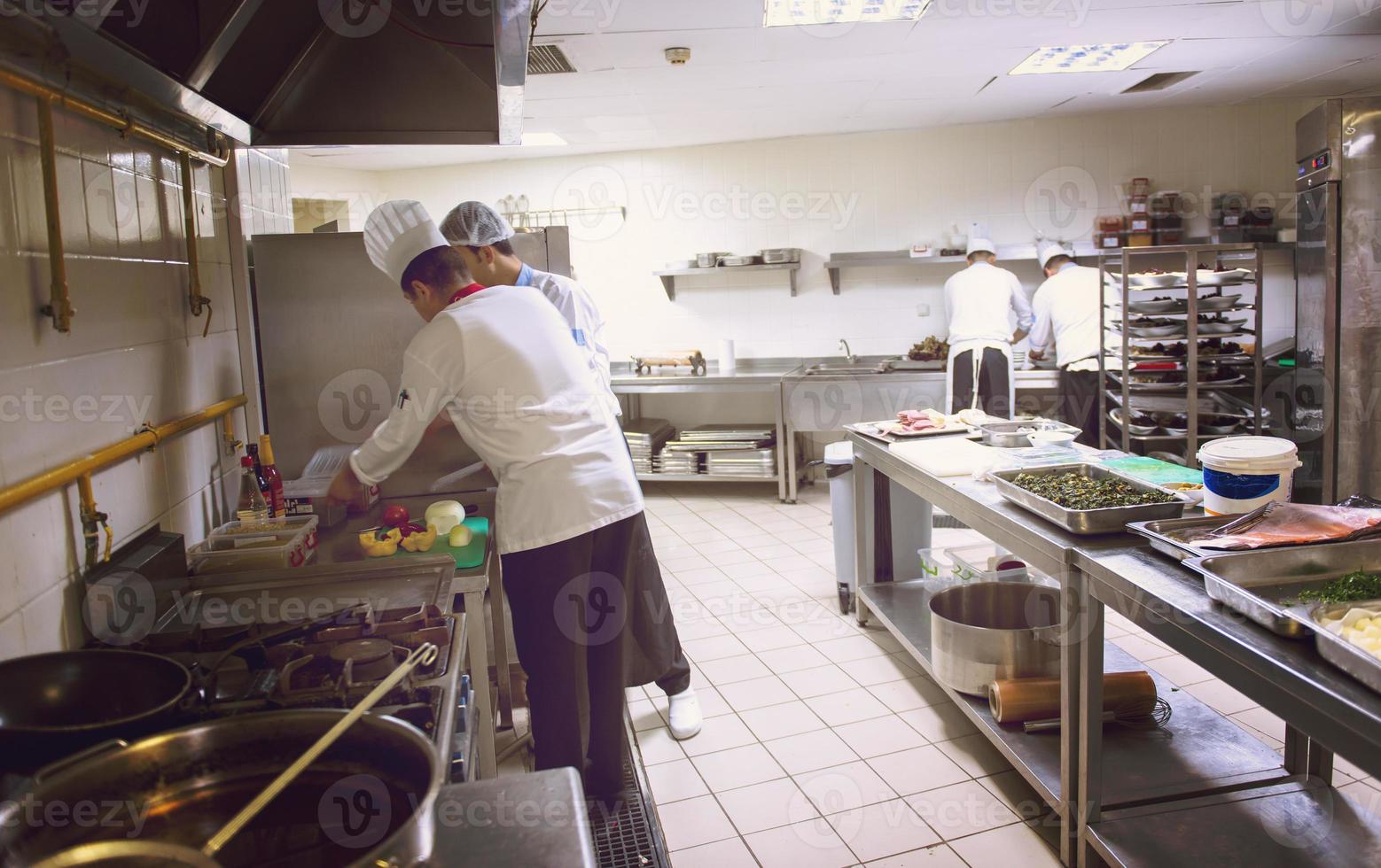 equipo de cocineros y chefs preparando comidas foto