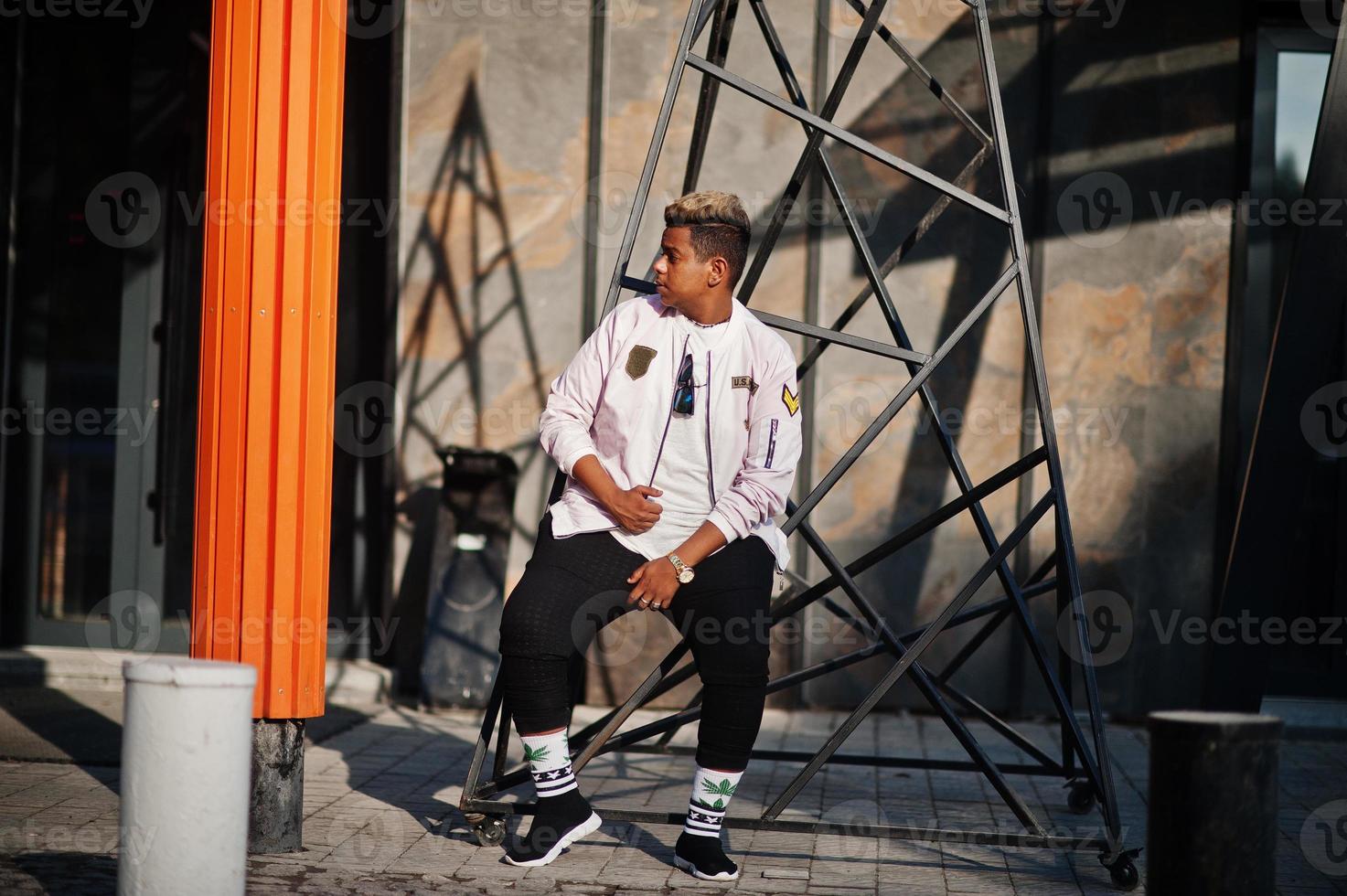 hombre árabe con estilo hipster posó al aire libre en la calle. cantante de rap estilo. foto