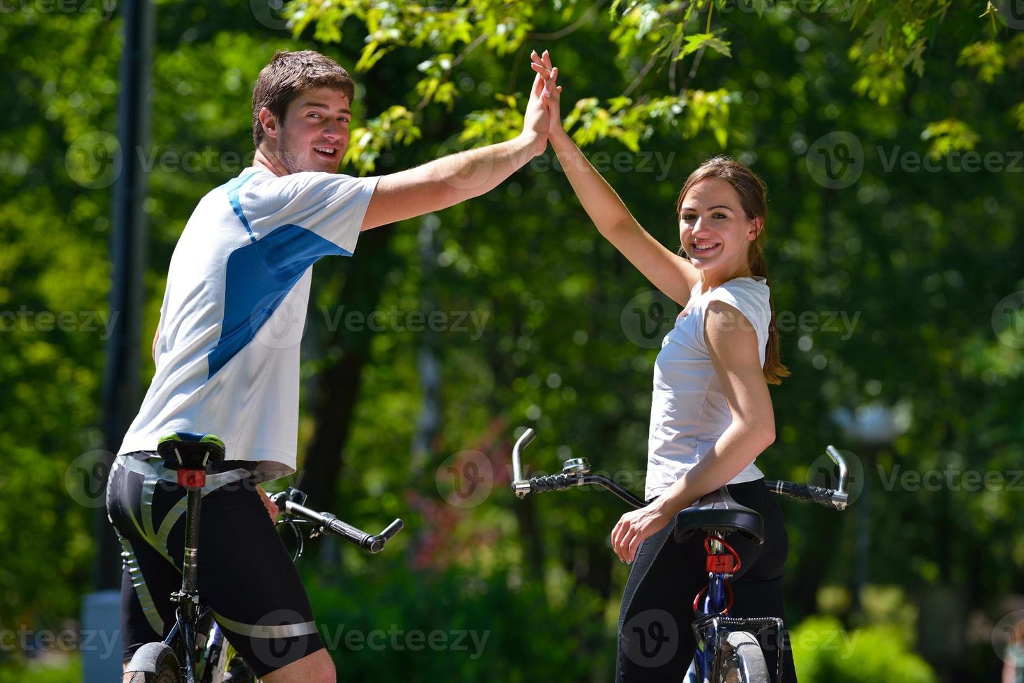 pareja feliz montando bicicleta al aire libre foto