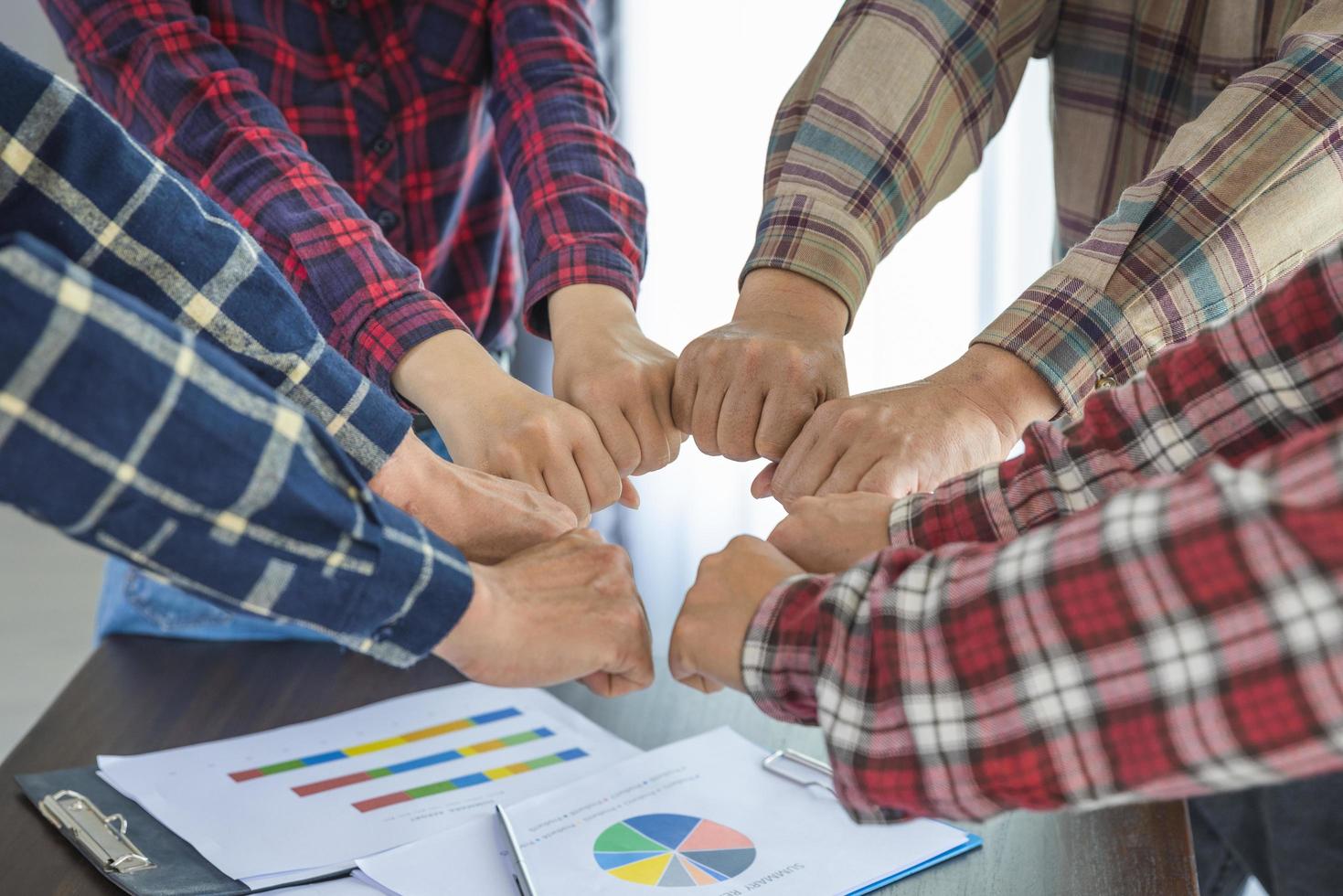 mano en forma de círculo del equipo que muestra unidad y trabajo en equipo foto