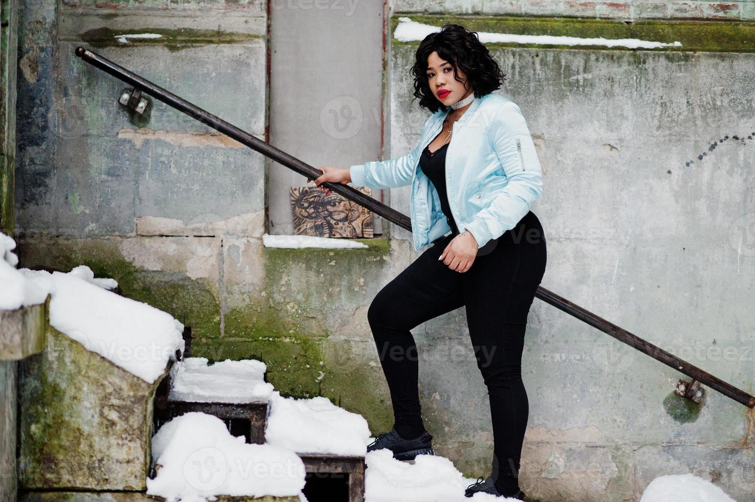 elegante modelo afroamericano de talla grande en las calles de la ciudad el día de invierno. foto