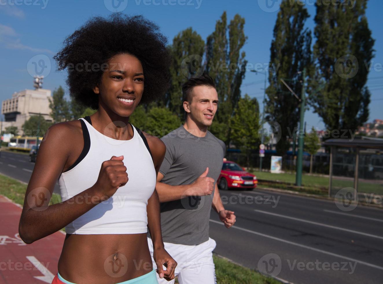 grupo multiétnico de personas en el jogging foto