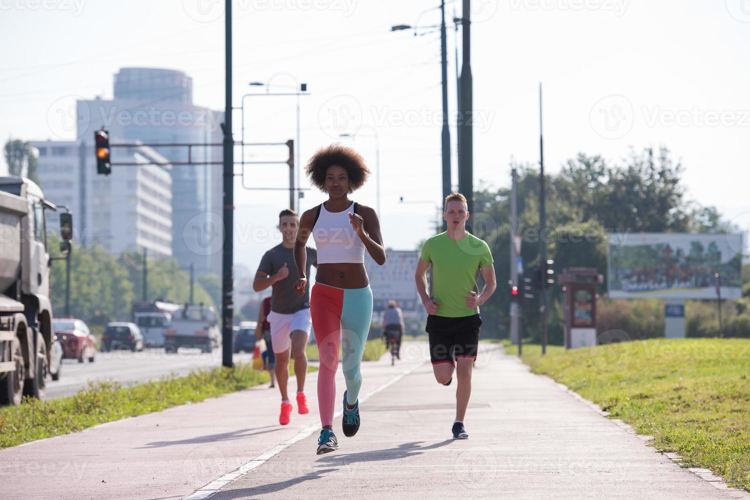 grupo multiétnico de personas en el jogging foto