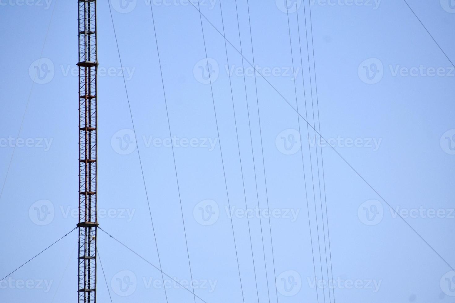 la torre contra el cielo azul foto