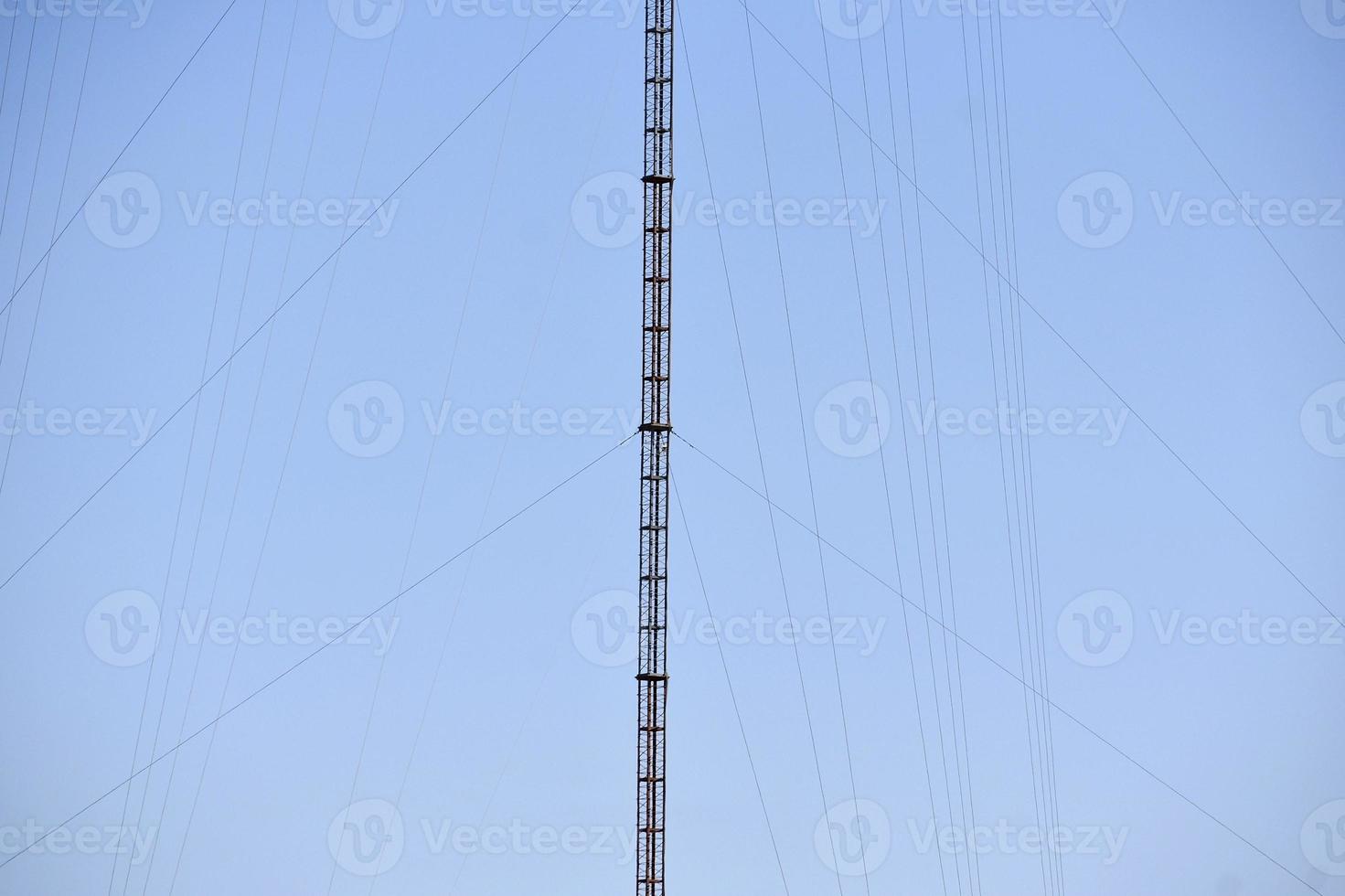 la torre contra el cielo azul foto