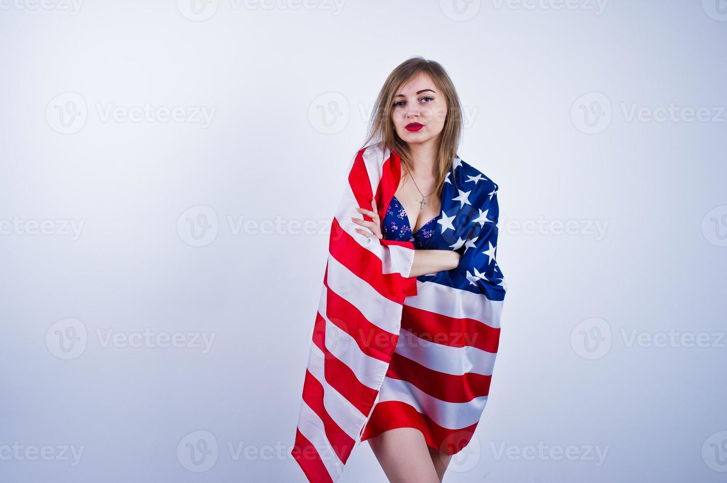 linda chica en sujetador con bandera americana de estados unidos aislada sobre fondo blanco. foto