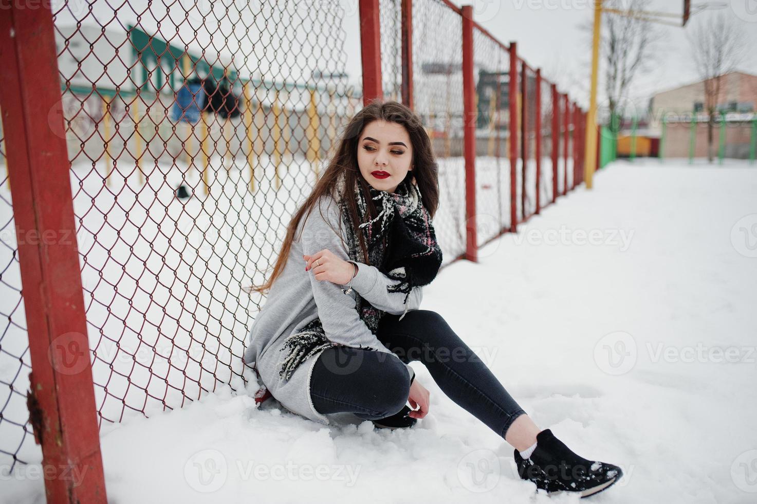 chica casual morena en bufanda en invierno en la calle. foto