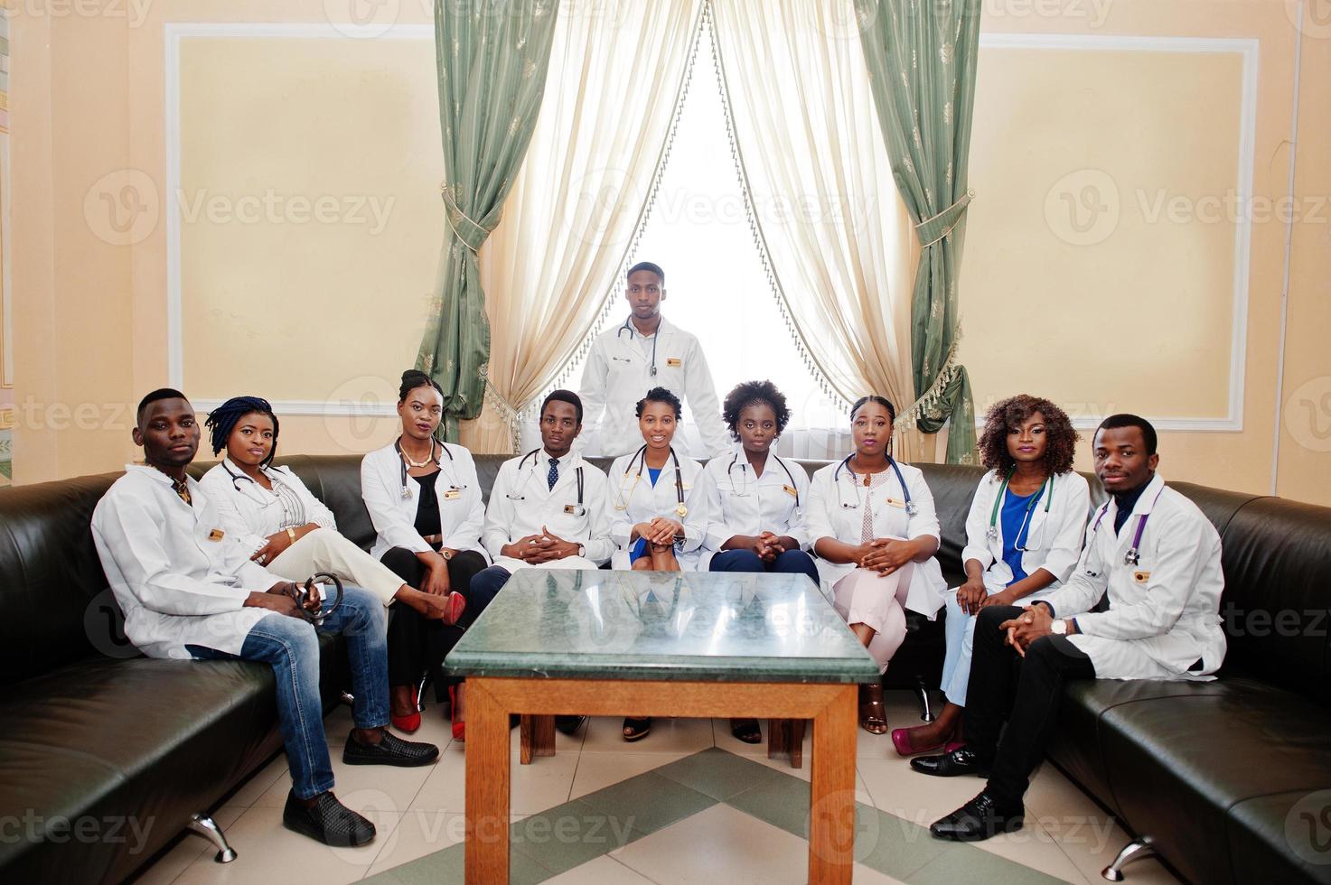 grupo de estudiantes de médicos africanos dentro de la universidad de medicina. foto