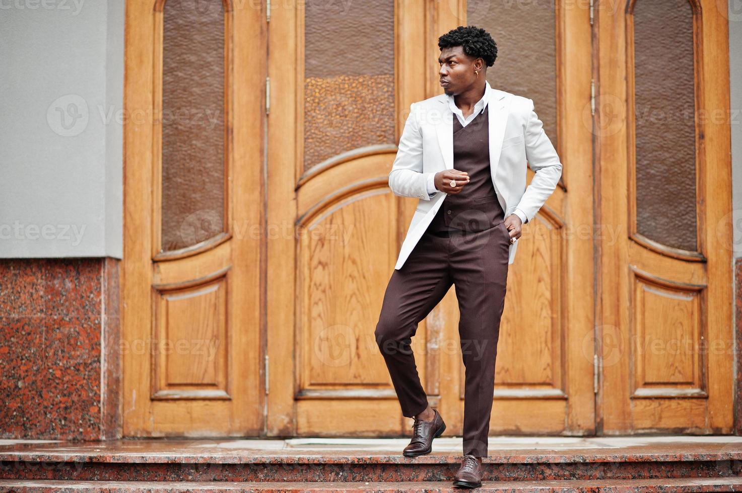 pensativo joven apuesto caballero afroamericano en ropa formal. hombre modelo elegante negro con chaqueta blanca. 10432154 Foto de stock en Vecteezy pensativo joven apuesto caballero afroamericano en ropa formal. hombre modelo elegante negro con chaqueta blanca. 10432154 Foto de stock en Vecteezy
