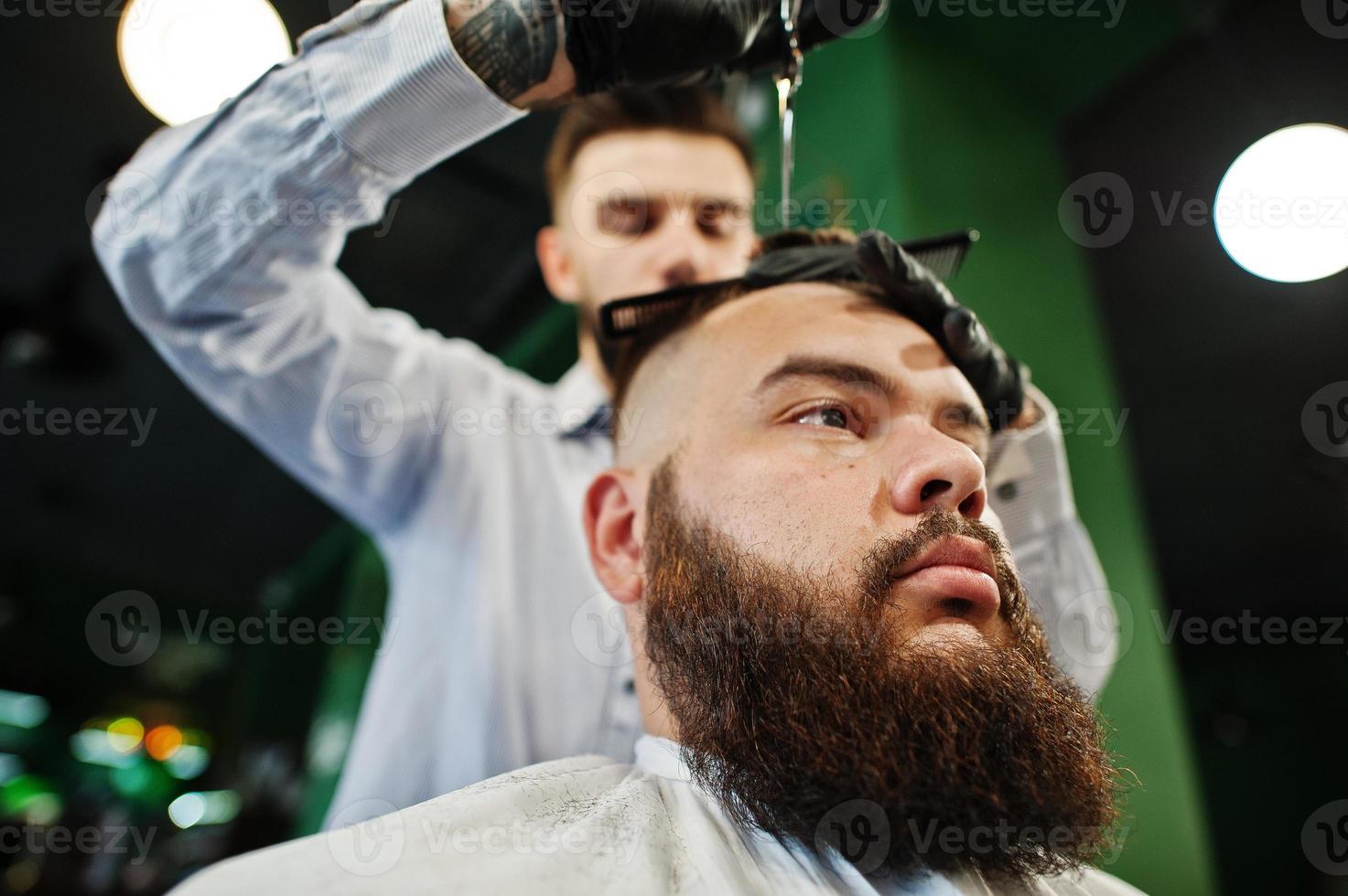 apuesto hombre barbudo en la barbería, peluquero en el trabajo