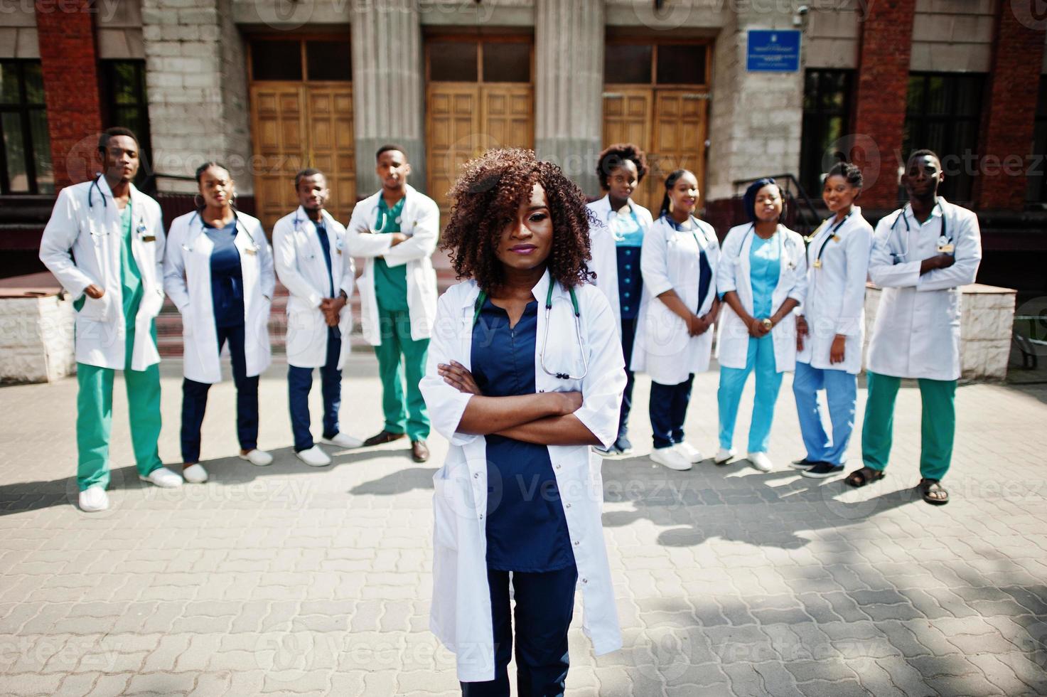 grupo de estudiantes de médicos africanos cerca de la universidad de medicina al aire libre. foto