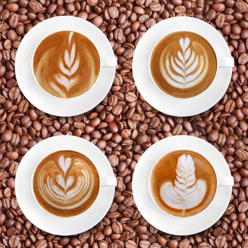 café latte art sobre fondo de granos de café tostados foto