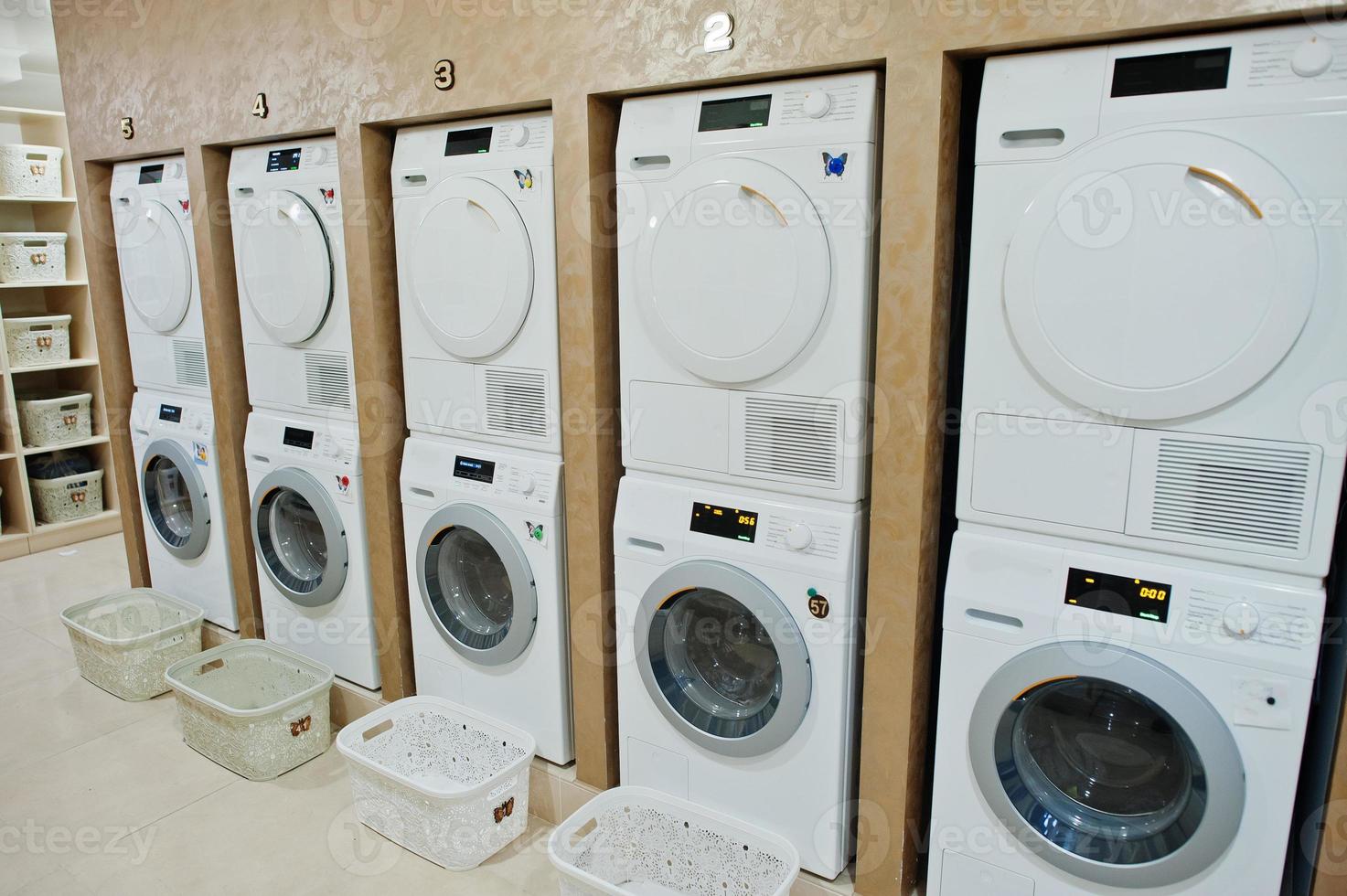 lavadoras en la lavandería de autoservicio. foto