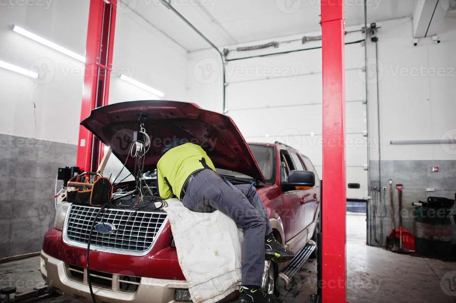 taller de reparación de vehículos todoterreno americano con coche y herramientas. Servicio de auto. foto