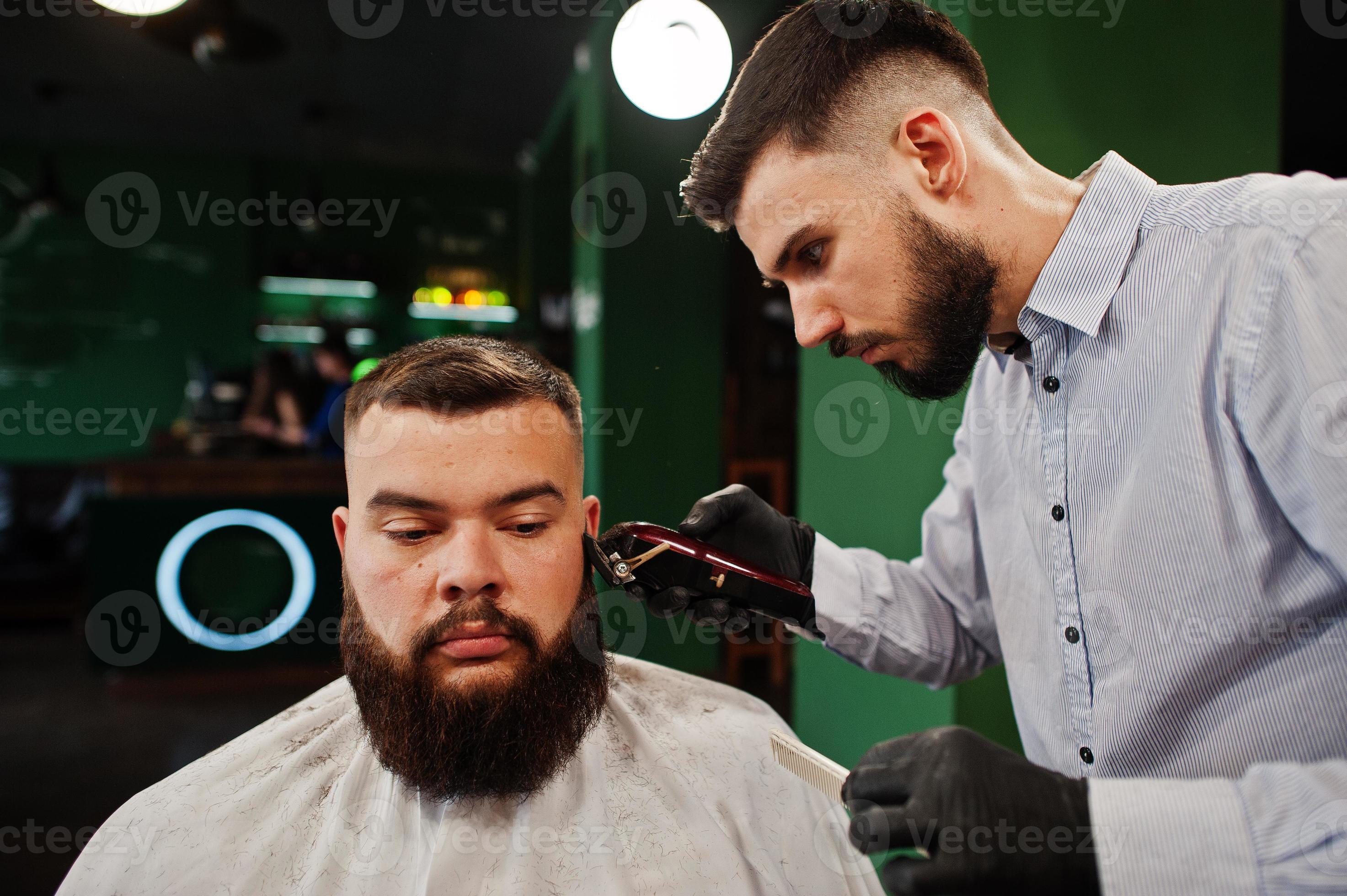 apuesto hombre barbudo en la barbería, peluquero en el trabajo