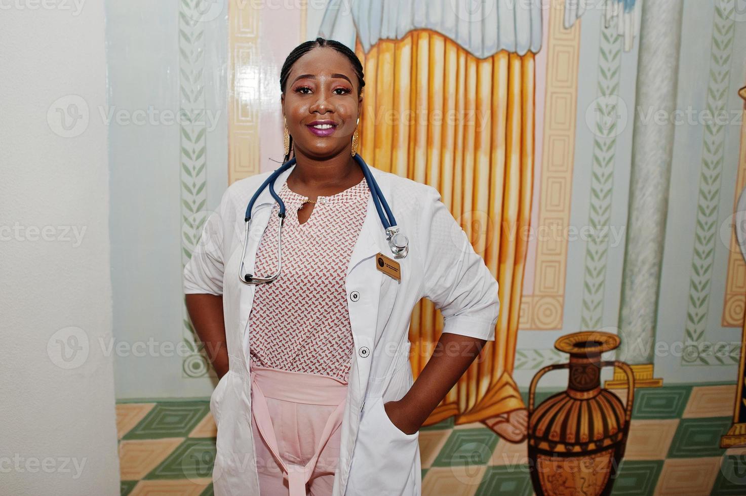estudiante de doctora afroamericana en bata de laboratorio con estetoscopio dentro de la universidad médica. foto