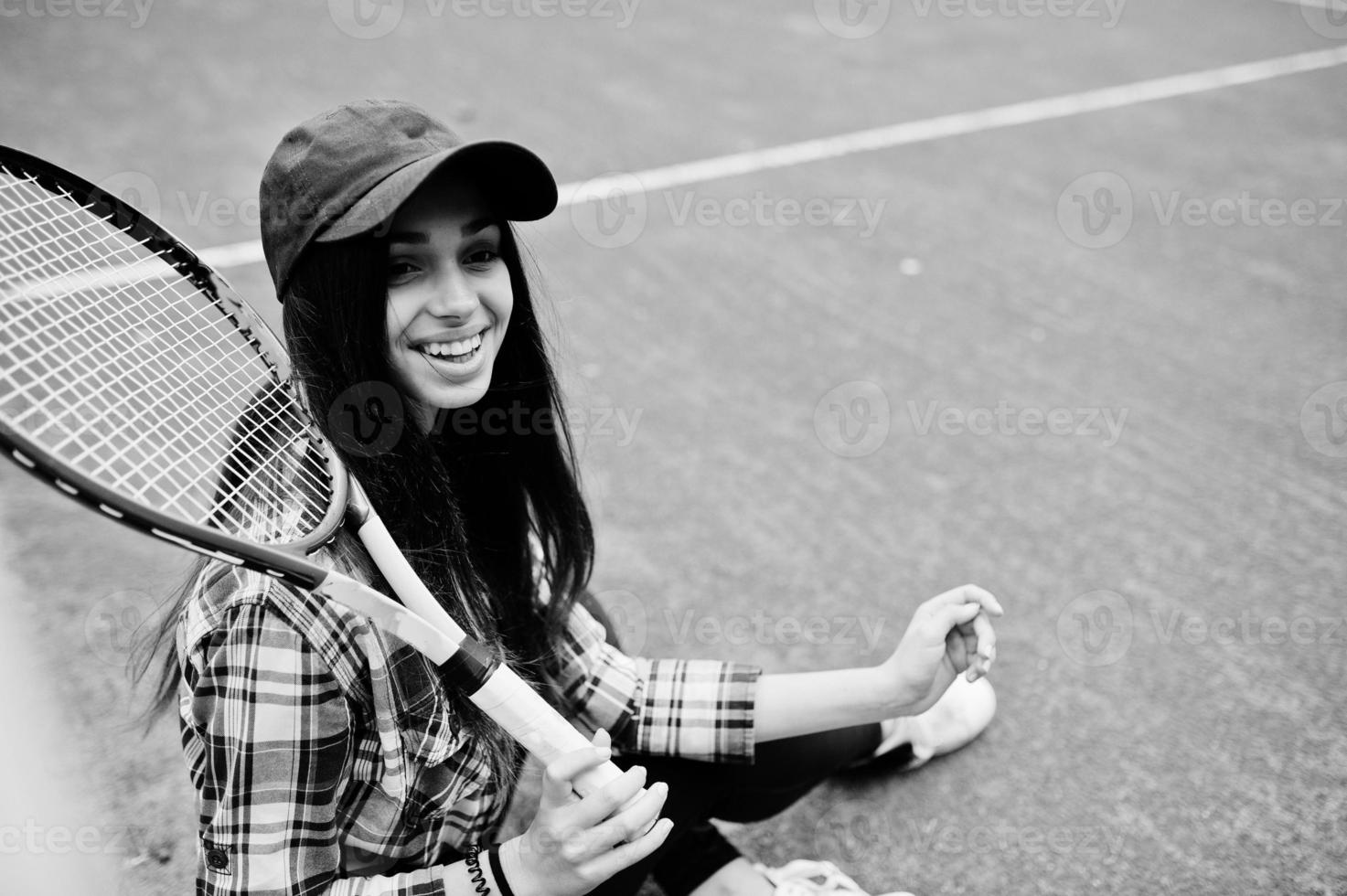 joven jugadora deportiva con raqueta de tenis en la cancha de tenis. foto