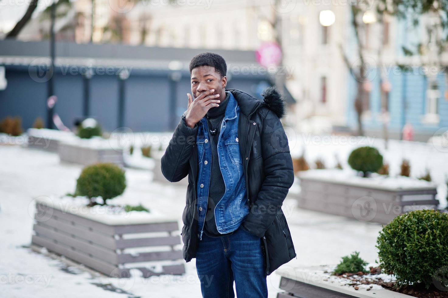el hombre africano usa una chaqueta en el frío invierno que se presenta al aire libre. foto