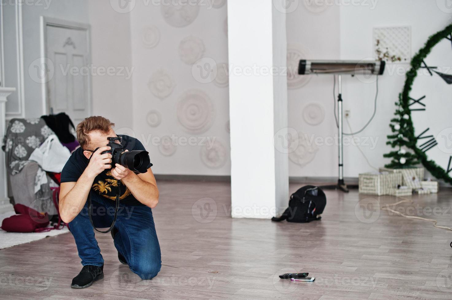 fotógrafo disparando en el estudio. fotógrafo profesional en el trabajo. clase maestra. foto