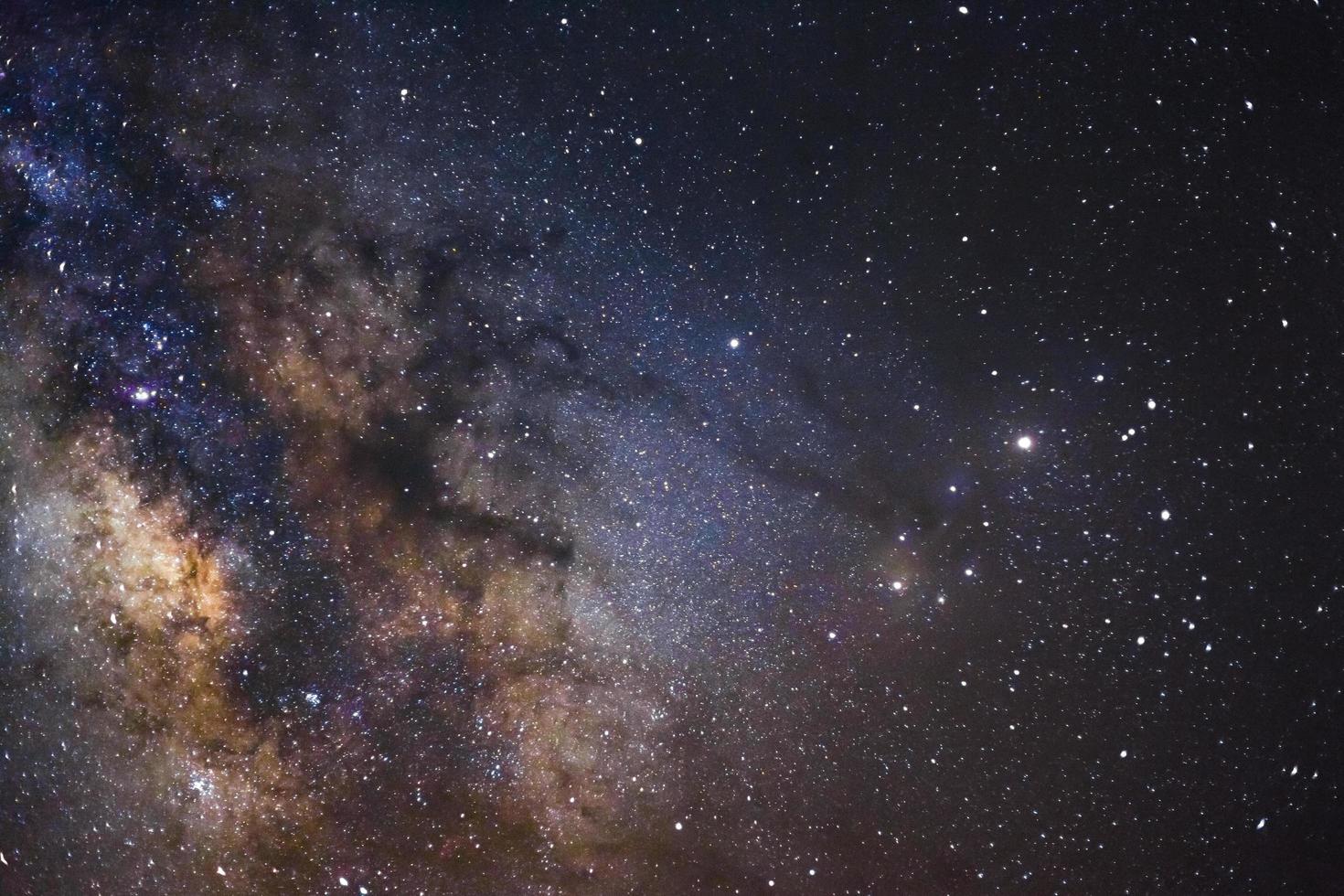 una vista de gran angular de la región de antares de la vía láctea foto