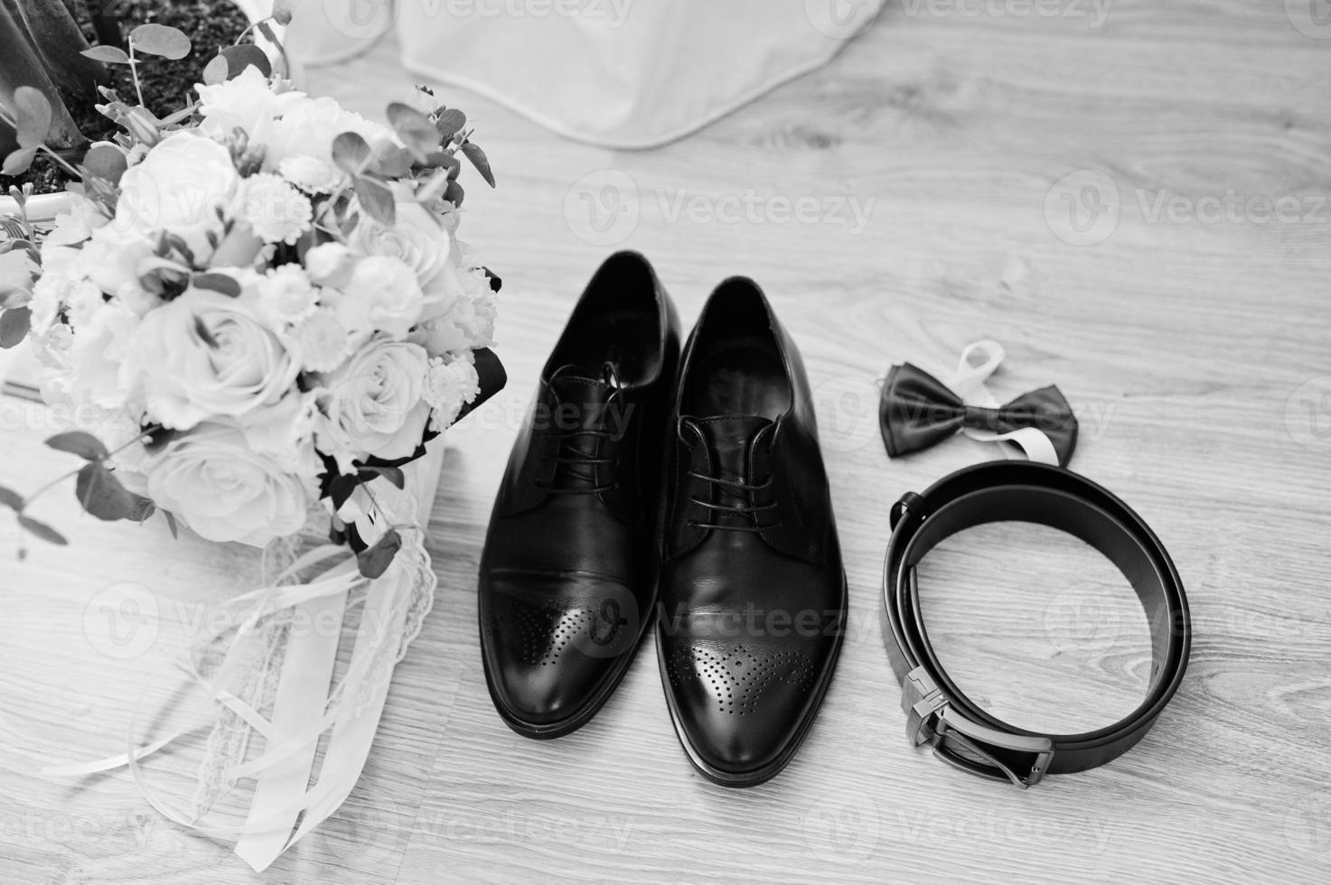 primer plano de los accesorios del novio. detalles de la boda estilo del hombre. foto
