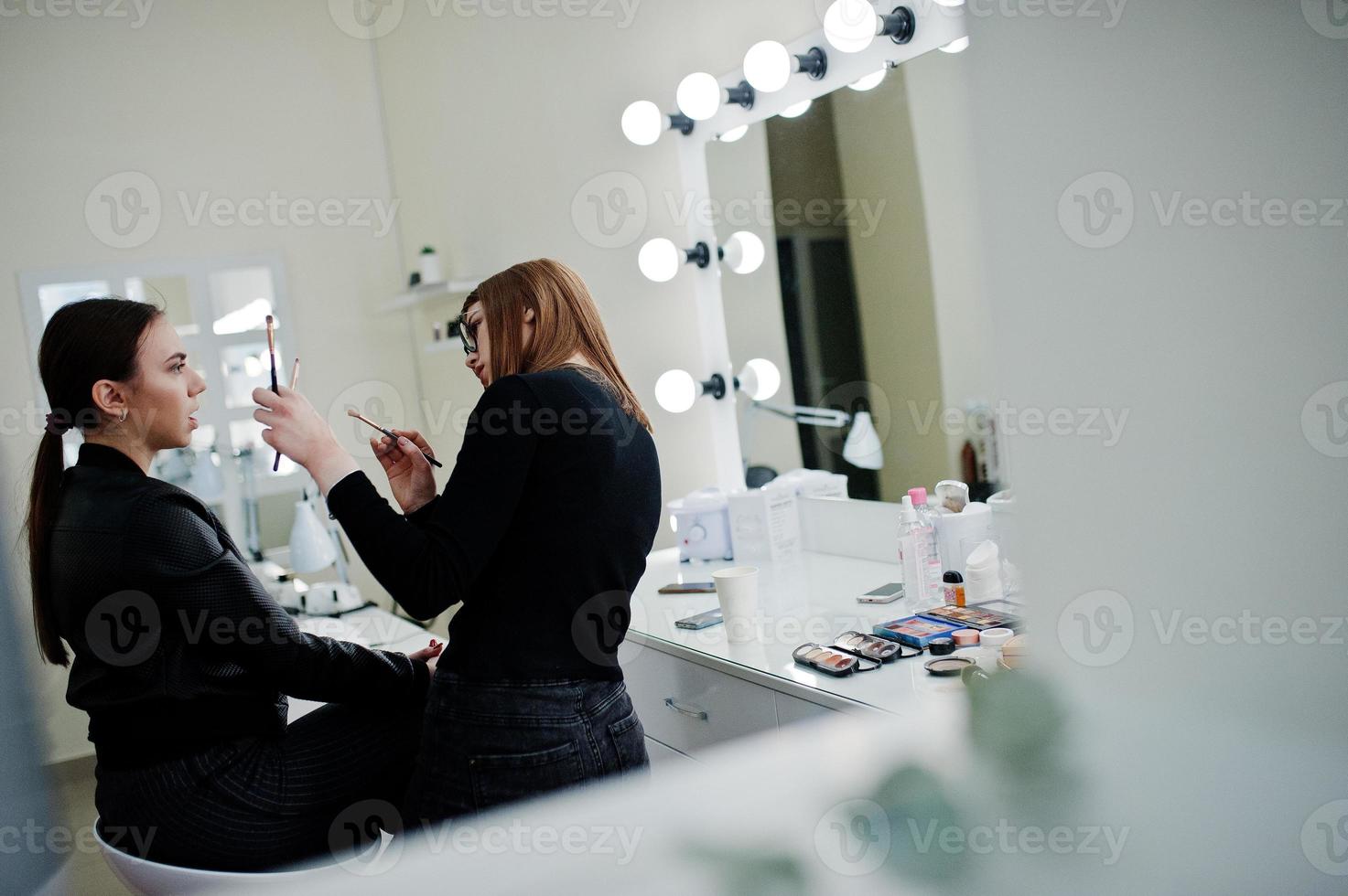 maquilladora trabaja en su salón de estudio de rostro de belleza. mujer solicitando por maestro de maquillaje profesional. concepto de club de belleza. foto