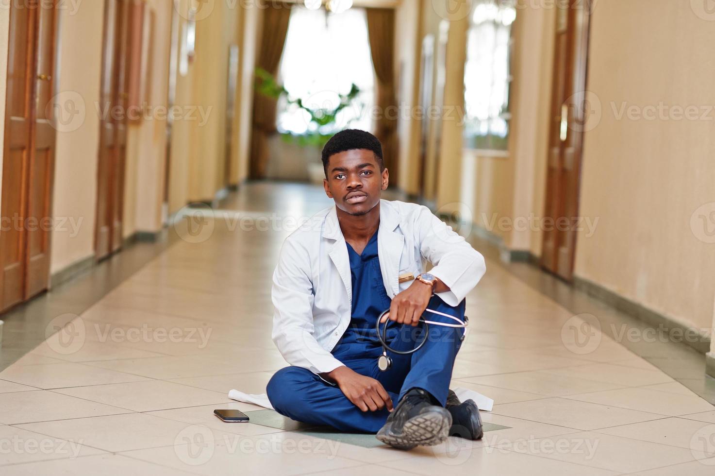 médico africano profesional en el hospital. negocio de atención médica y servicio médico de áfrica. foto