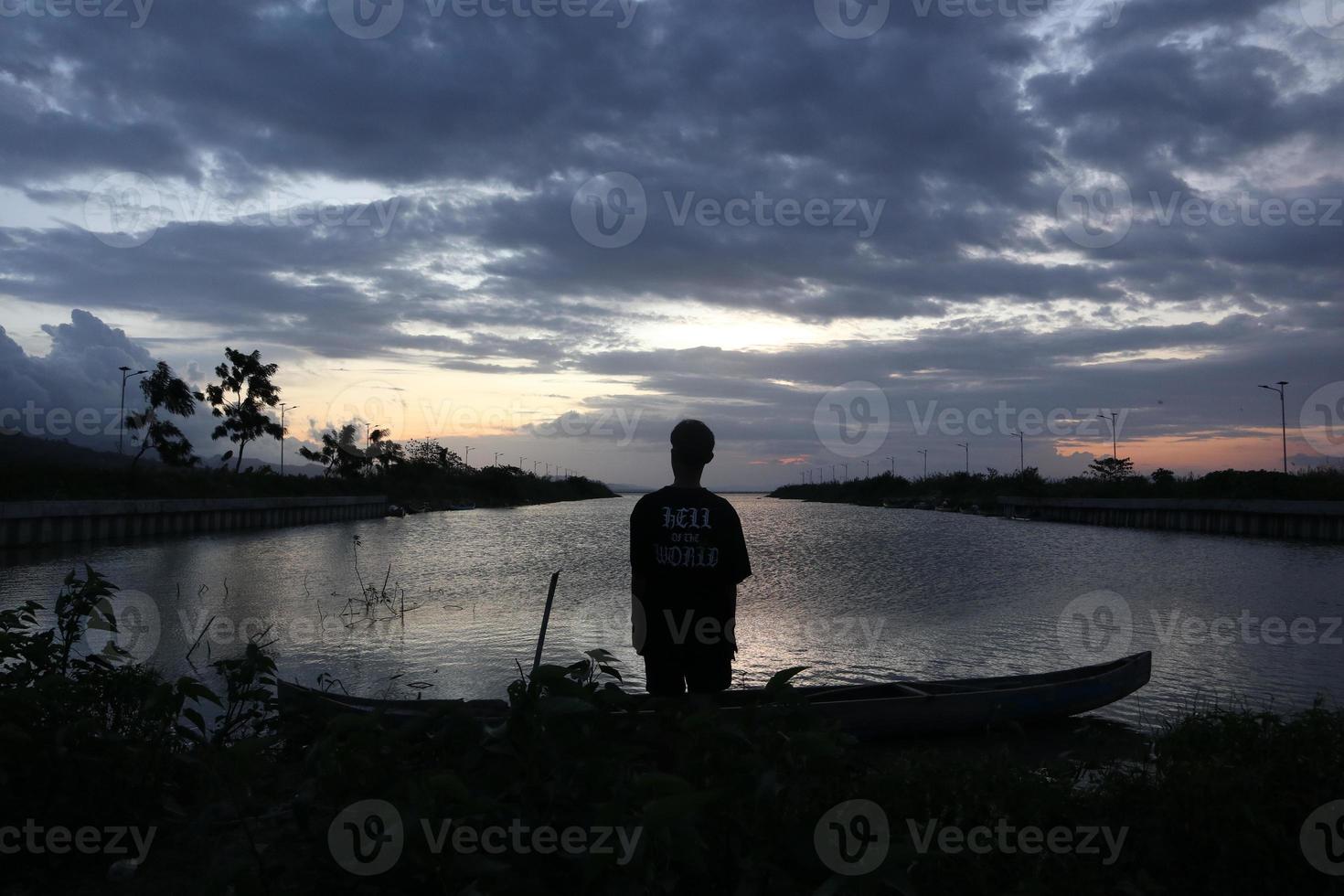 silueta de una persona en el lago foto