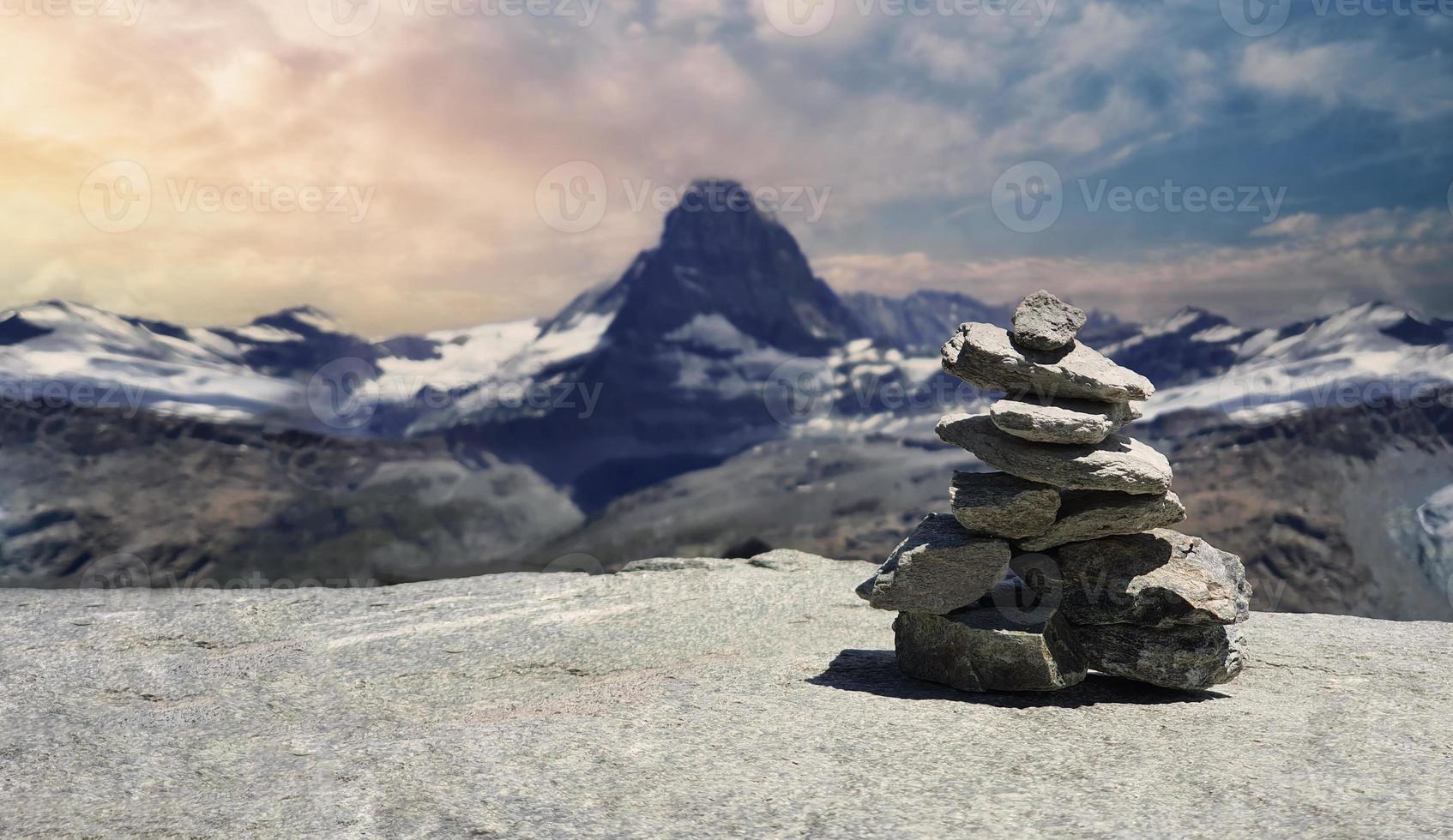 pila de piedras en la cima de la montaña dispuestas para la meditación. foto