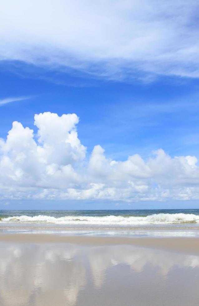 playa y hermoso mar tropical foto