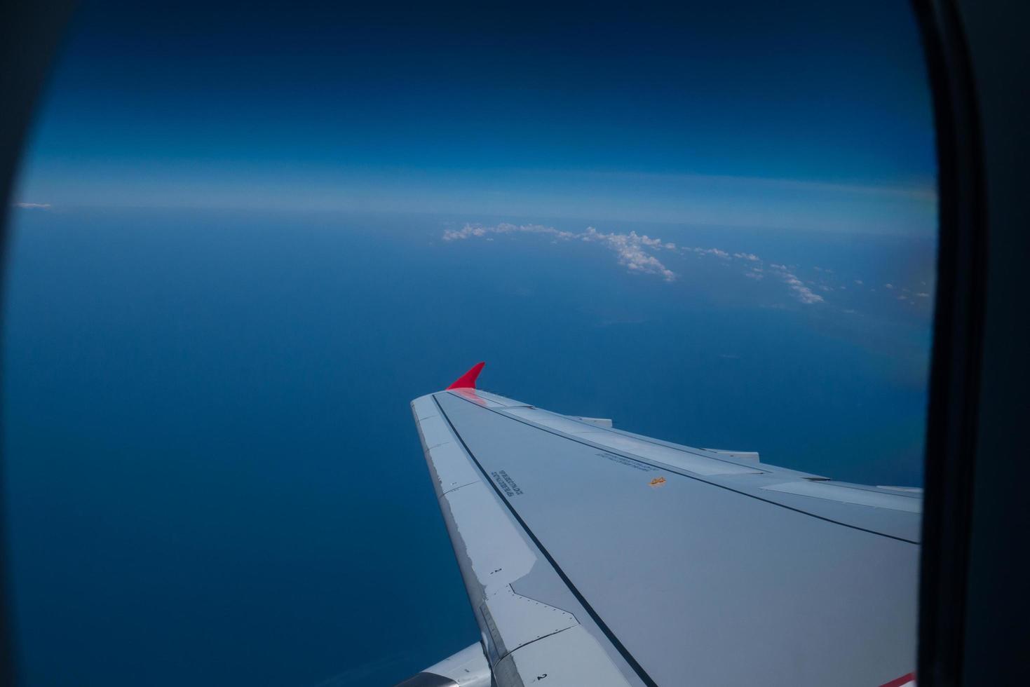 cielo azul y nubes en avion foto