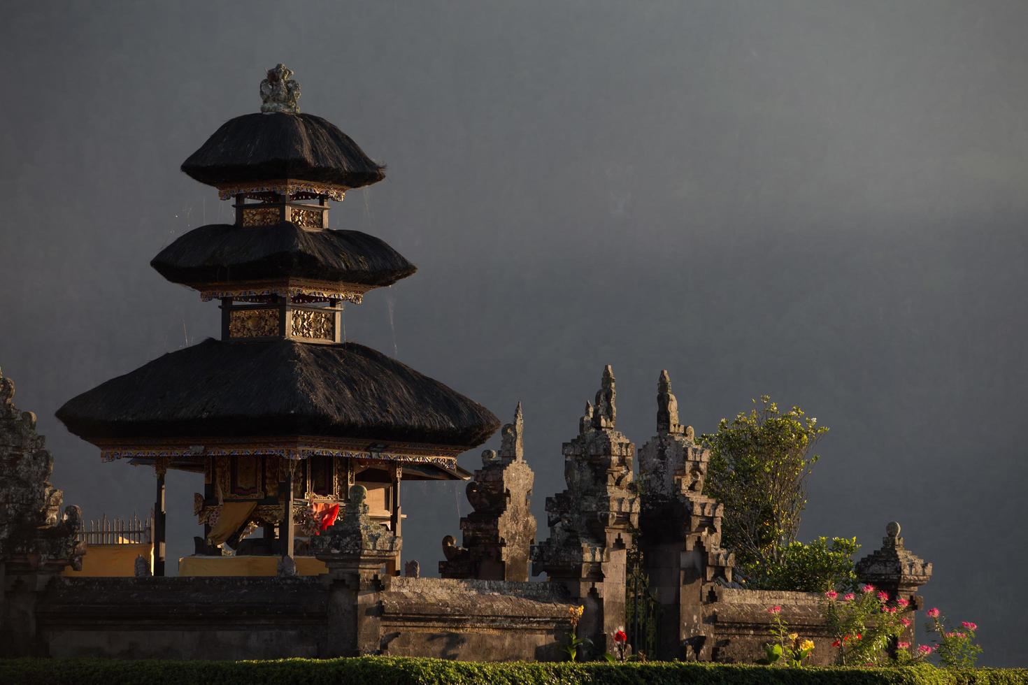 templo pura ulun danu en un lago beratan. bali foto