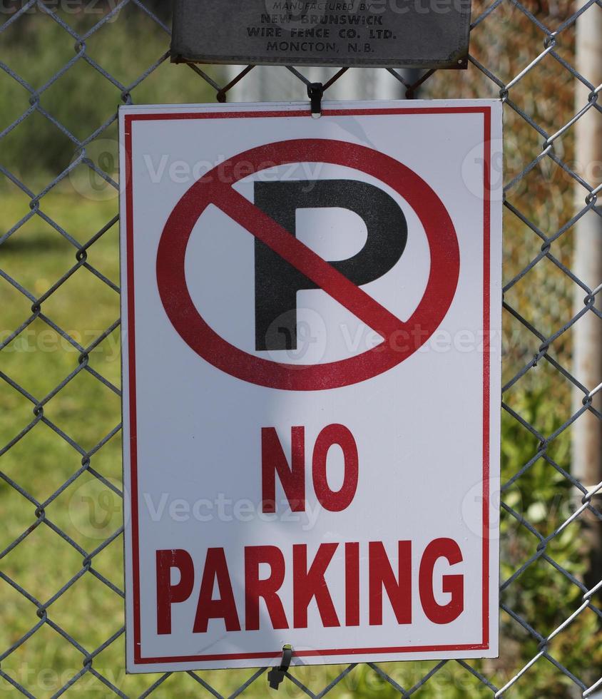 una señal de prohibido estacionar foto