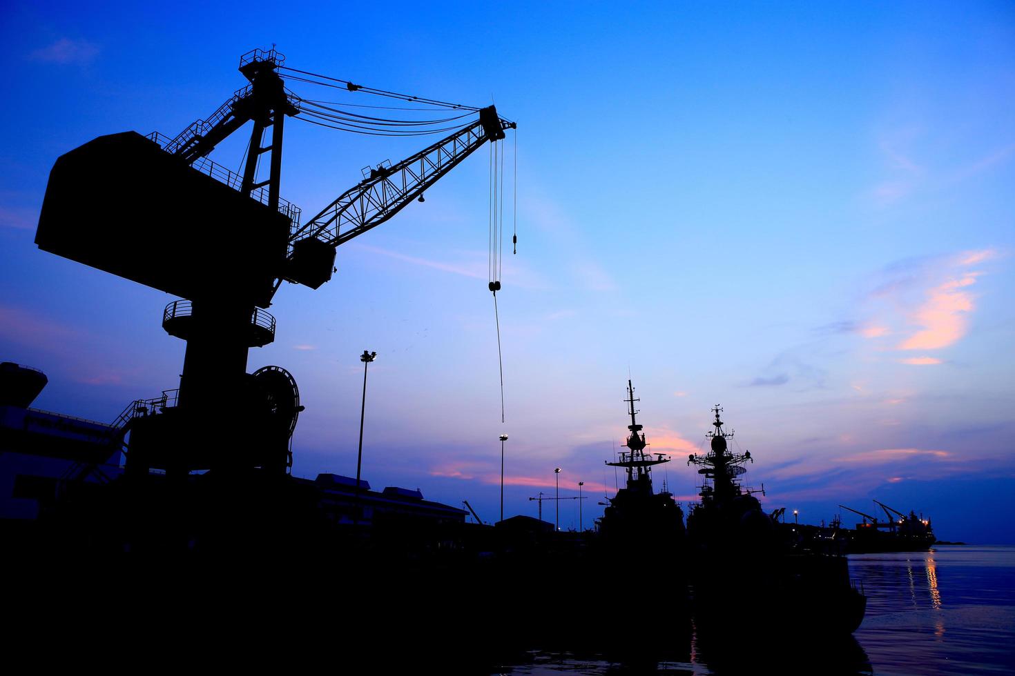 grúas en el muelle al atardecer foto