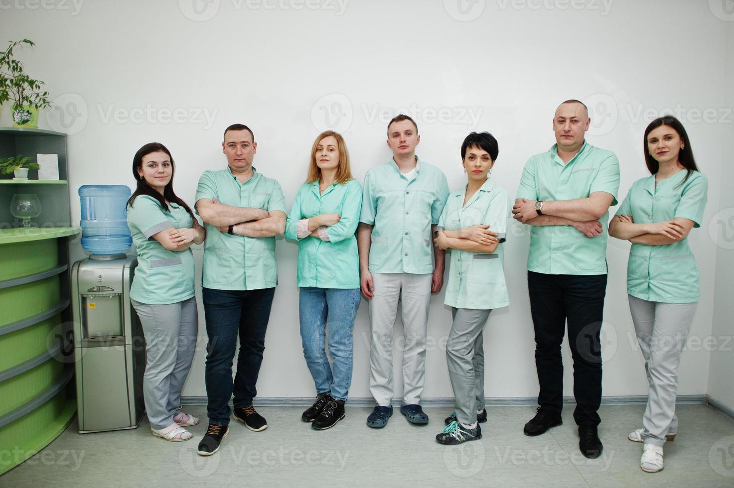 tema medico retrato del grupo de médicos en la recepción del centro de diagnóstico en el hospital. foto