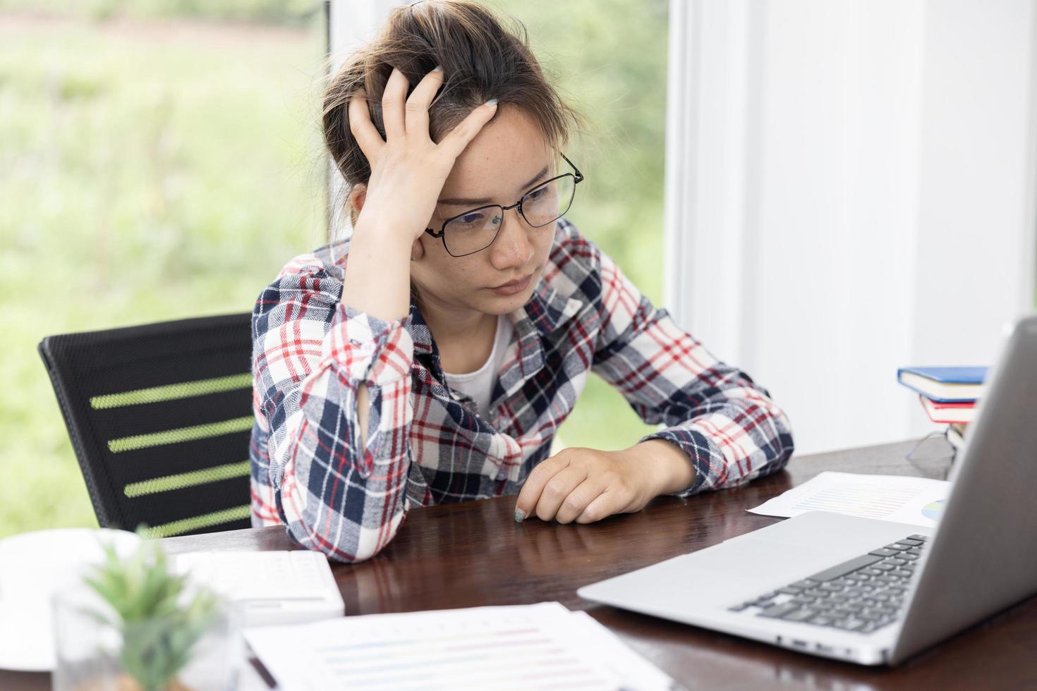 mujer triste y deprimida en el pensamiento profundo de la oficina. estrés, fracaso en el trabajo. foto