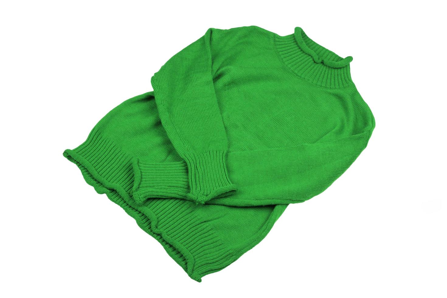 ropa de suéteres verdes de moda para la temporada de invierno aislada en fondo blanco foto