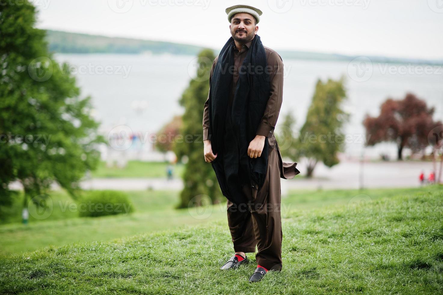 el hombre pathan pakistaní usa ropa tradicional. foto