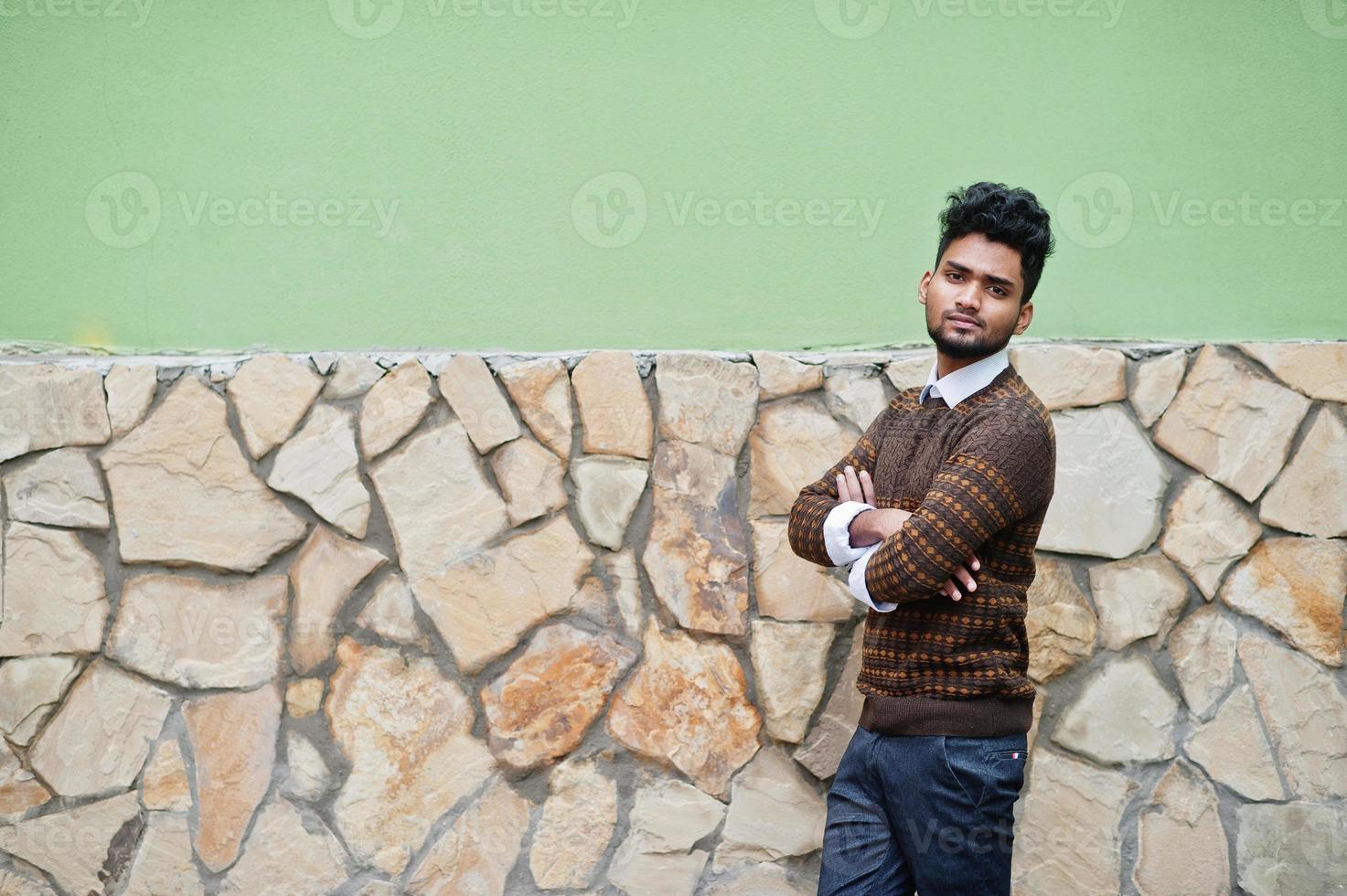 retrato de joven modelo indio con estilo posan en la calle. foto