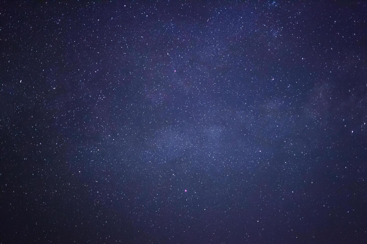 galaxia vía láctea con estrellas y polvo espacial en el universo, fotografía de larga exposición, con grano. foto