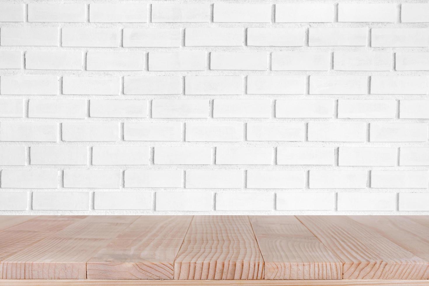 mesa de madera sobre fondo de textura de pared de ladrillo blanco, para maqueta de producto foto