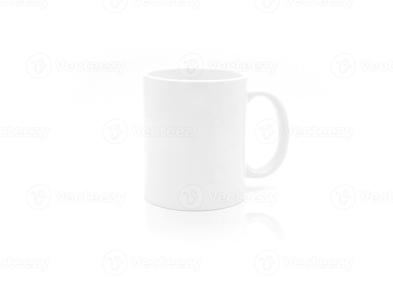 taza de café con leche sobre un fondo blanco foto