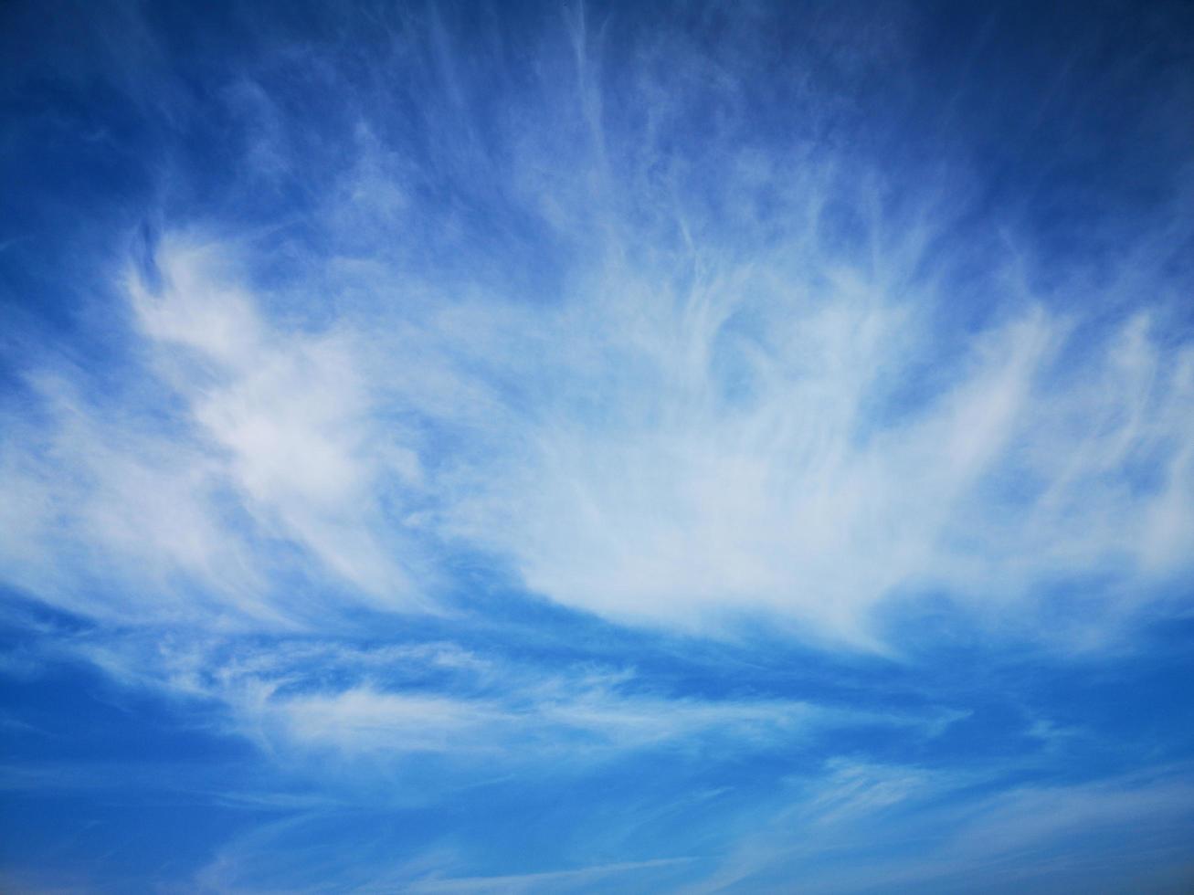 nubes cirros sobre un fondo de cielo azul foto