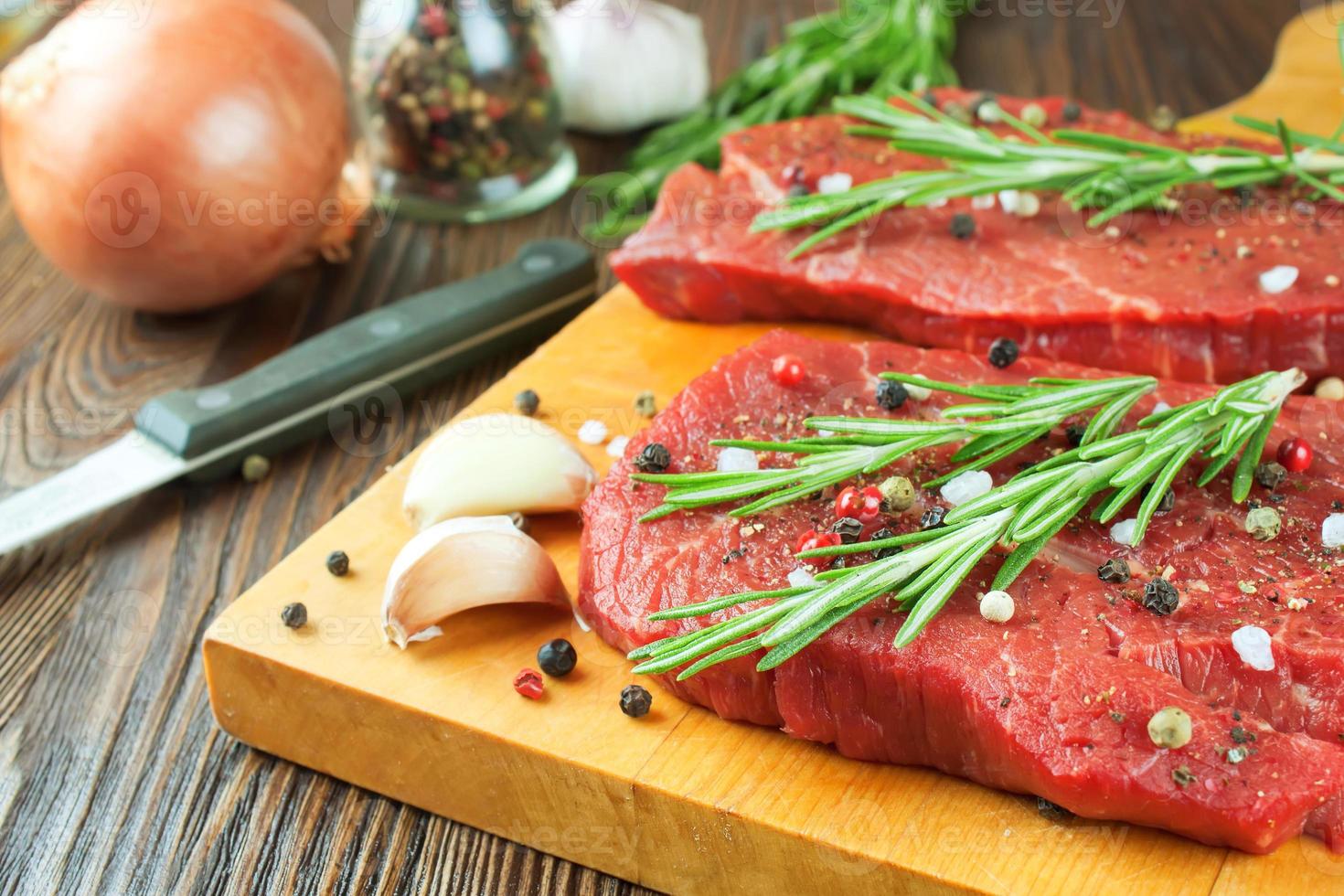 filete de ternera crudo con verduras y especias foto