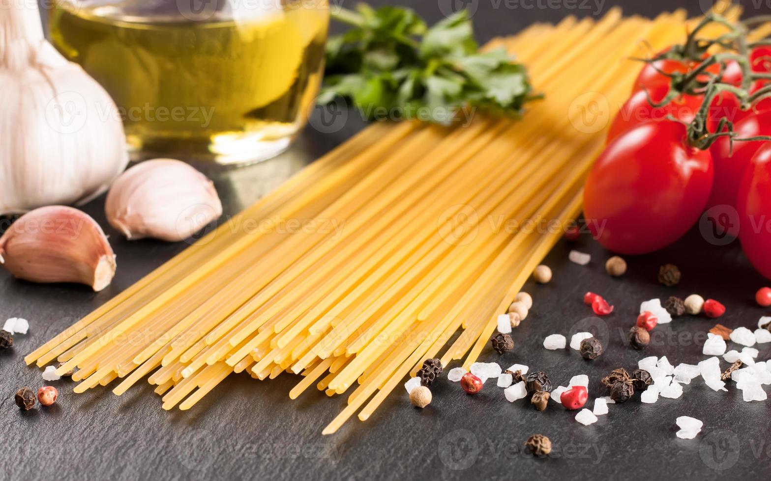 pasta e ingredientes alimentarios sobre fondo negro. foto